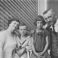 Mr Montadt y familia.jpg