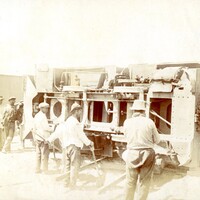 Foto 9. Locomotora descarrilada en campamento de Oficina Chile, Abril 1917.jpg