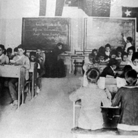 Plano general de niños estudiando en la escuela de la Oficina Alemania