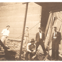 Retrato grupal de un grupo de personas posando sobre los restos de una construcción destruida por el terremoto de 1936