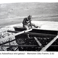 S.63 - Das Asbesthaus wird aufgebaut.jpg