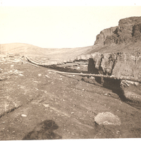 Vista de la línea del tren y cañerías post aluvión.jpg