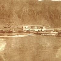 Sede de la Compañia y muelle desde el mar.jpg