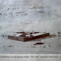 S.63 - Das Asbesthaus mit der ganzen Anlage - Poto 1901.jpg