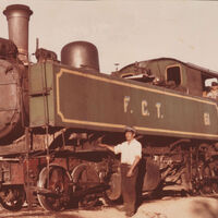 Locomotora N° 61 y maquinista.jpg