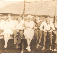 Retrato grupal en plano entero de cadetes del Buque SS Padua